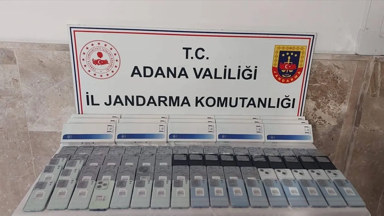 Adana'da Gümrük Kaçağı 70 Cep Telefonu ve İki Ruhsatsız Tabanca Ele Geçirildi