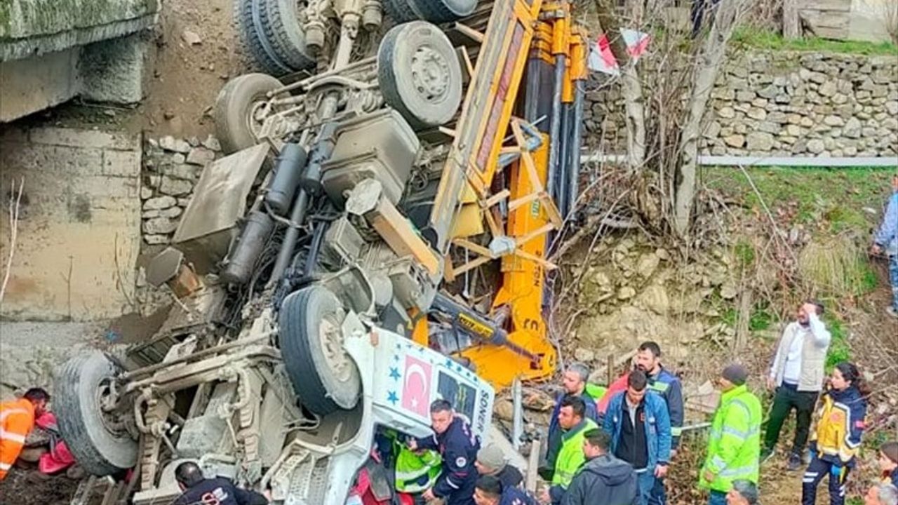 Adana'da Köprüde Devrilen Vinçteki 2 Kişi Yaralandı