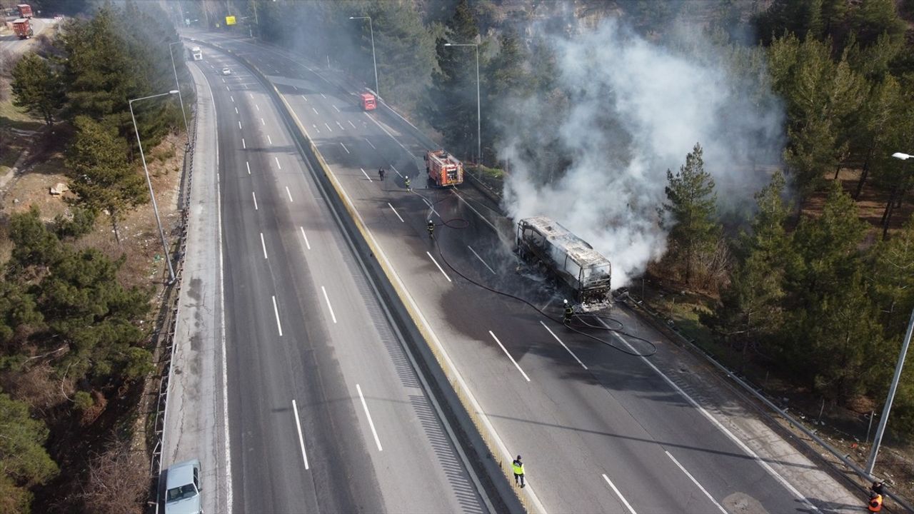 Adana'da Seyir Halindeki Yolcu Otobüsü Alev Alev Yandı