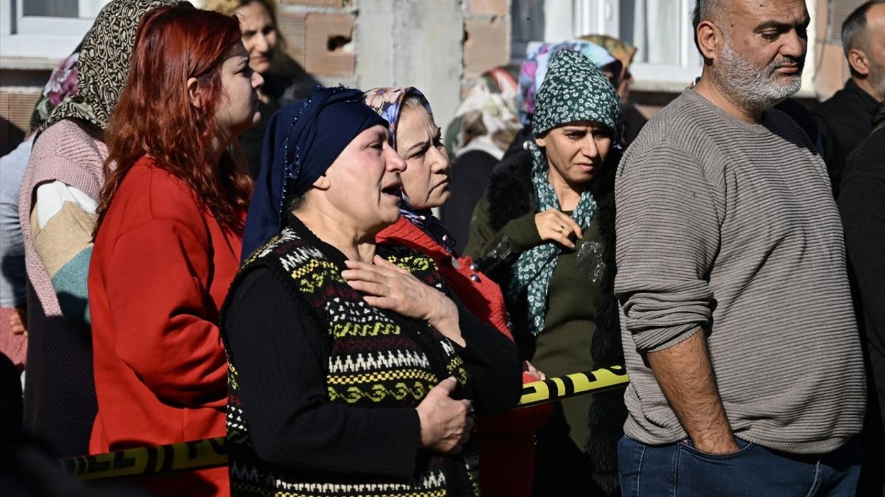 Adana'da Üç Aile Üyesi Bıçaklanarak Öldürüldü