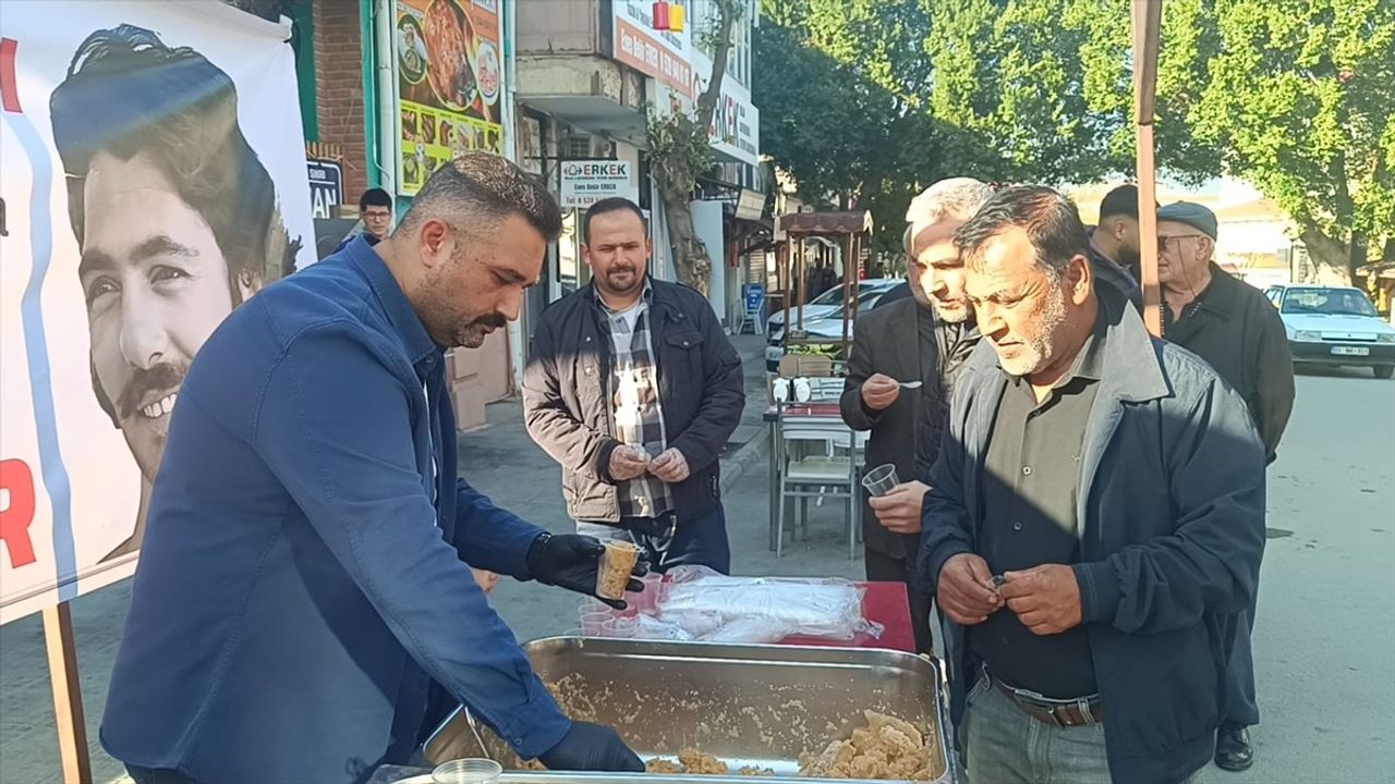 Adana Esnafı Ferdi Tayfur İçin Helva Dağıttı