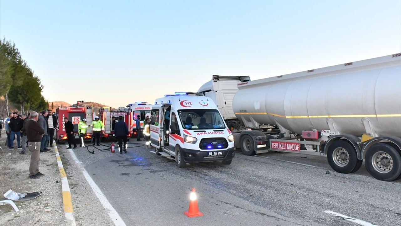 Adıyaman'da Yakıt Tankeri ile Otomobil Çarpıştı: 3 Ölü, 4 Yaralı