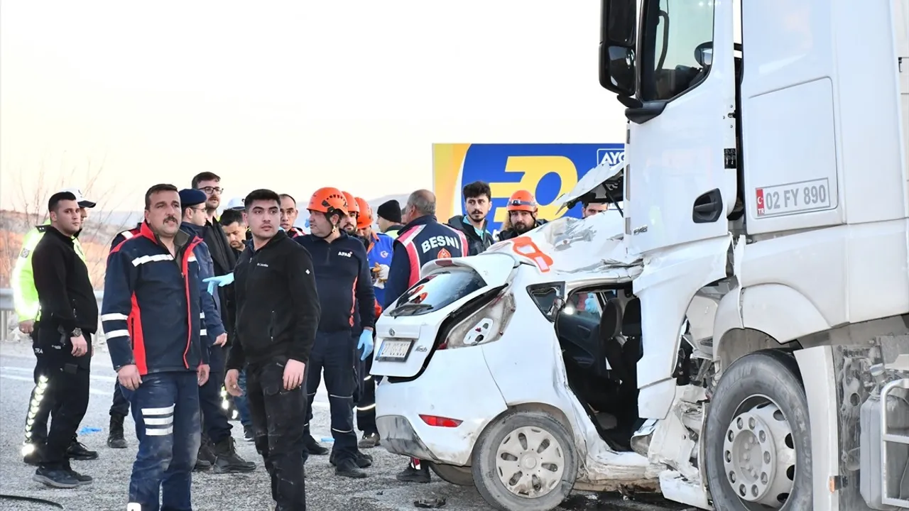 Adıyaman'da Yakıt Tankeri ile Otomobil Çarpıştı: 4 Ölü, 4 Yaralı