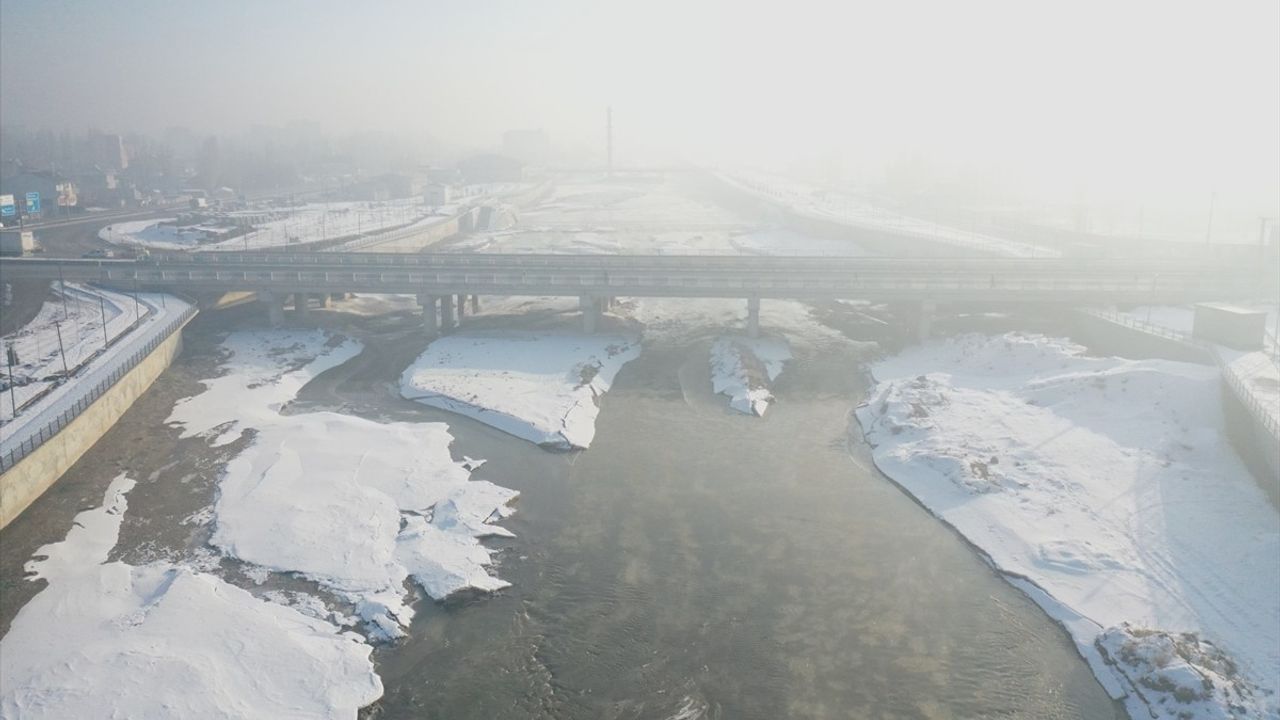 Ağrı'da Dondurucu Soğuklar Murat Nehri'ni Buz Kütleleriyle Doldurdu