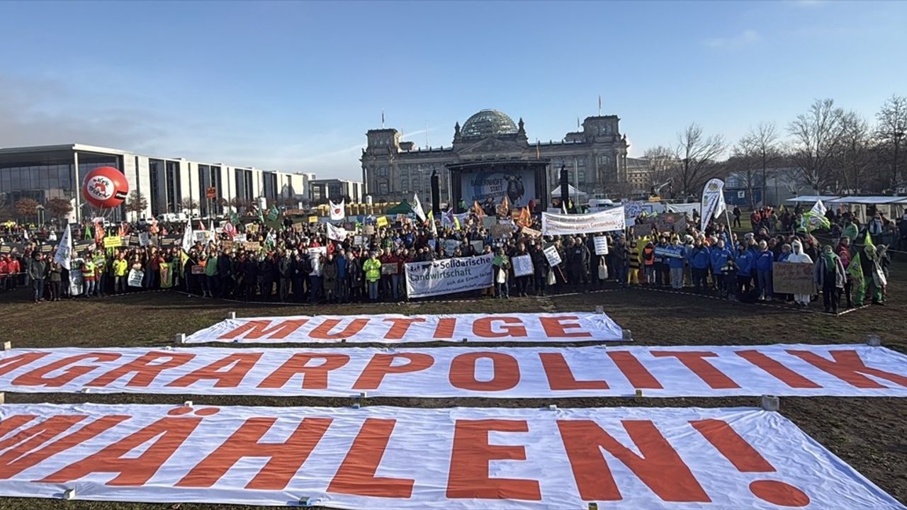 Alman Çiftçiler Hükümet Tarım Politikalarını Protesto Etti