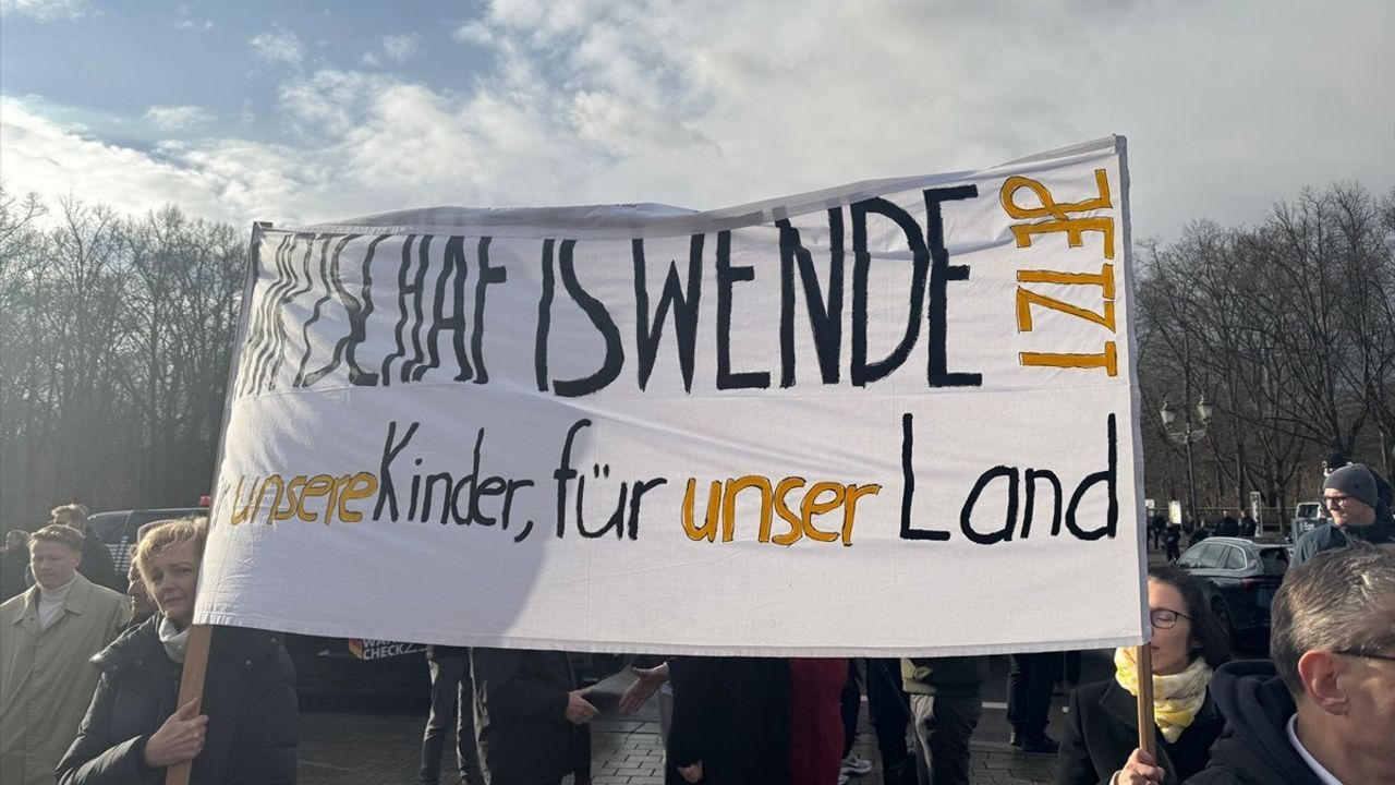 Almanya'da İş Dünyası 105 Şehirde Miting Düzenleyerek Ekonomik Değişim Talep Etti