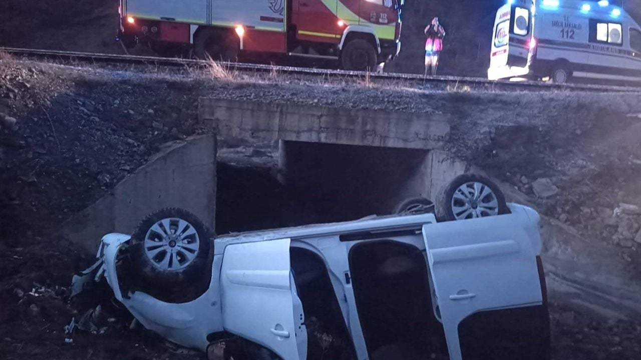 Amasya'da Hafif Ticari Araç Devrildi: 8 Yaralı