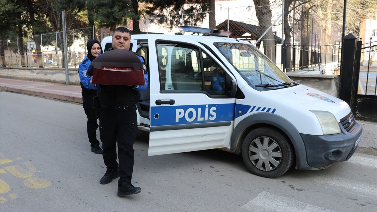 Amasya'da Polislerden Engelli Öğrenciye Doğum Günü Sürprizi