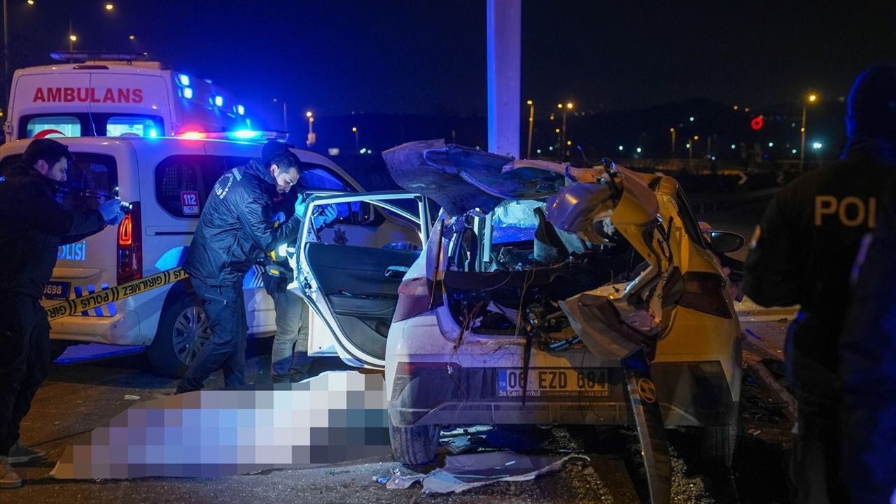 Ankara'da Bariyerlere Çarpan Otomobilde Sürücü Hayatını Kaybetti