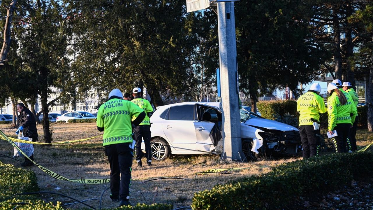 Ankara'da Direğe Çarpan Otomobilin Sürücüsü Hayatını Kaybetti