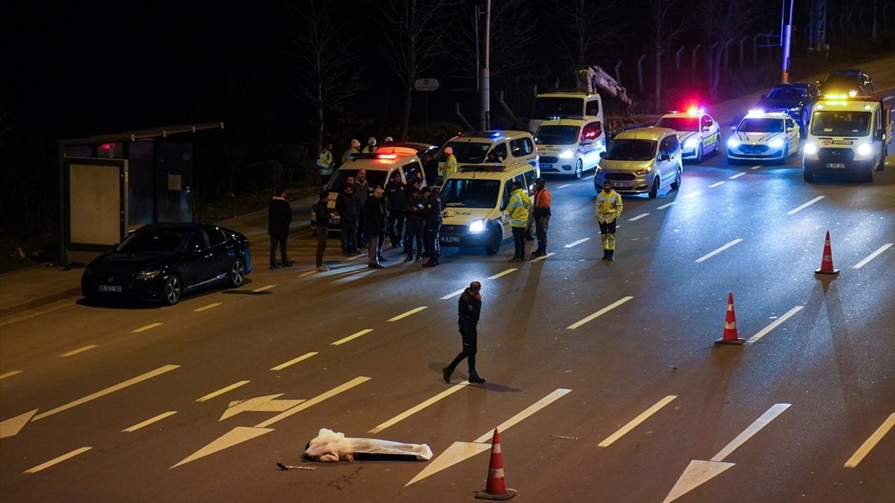 Ankara'da Seyir Halindeki Araçtan Atlayan Genç Kız Hayatını Kaybetti