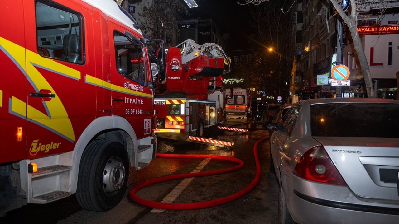 Ankara'daki Apartman Yangınında 9 Kişi Dumandan Etkilendi