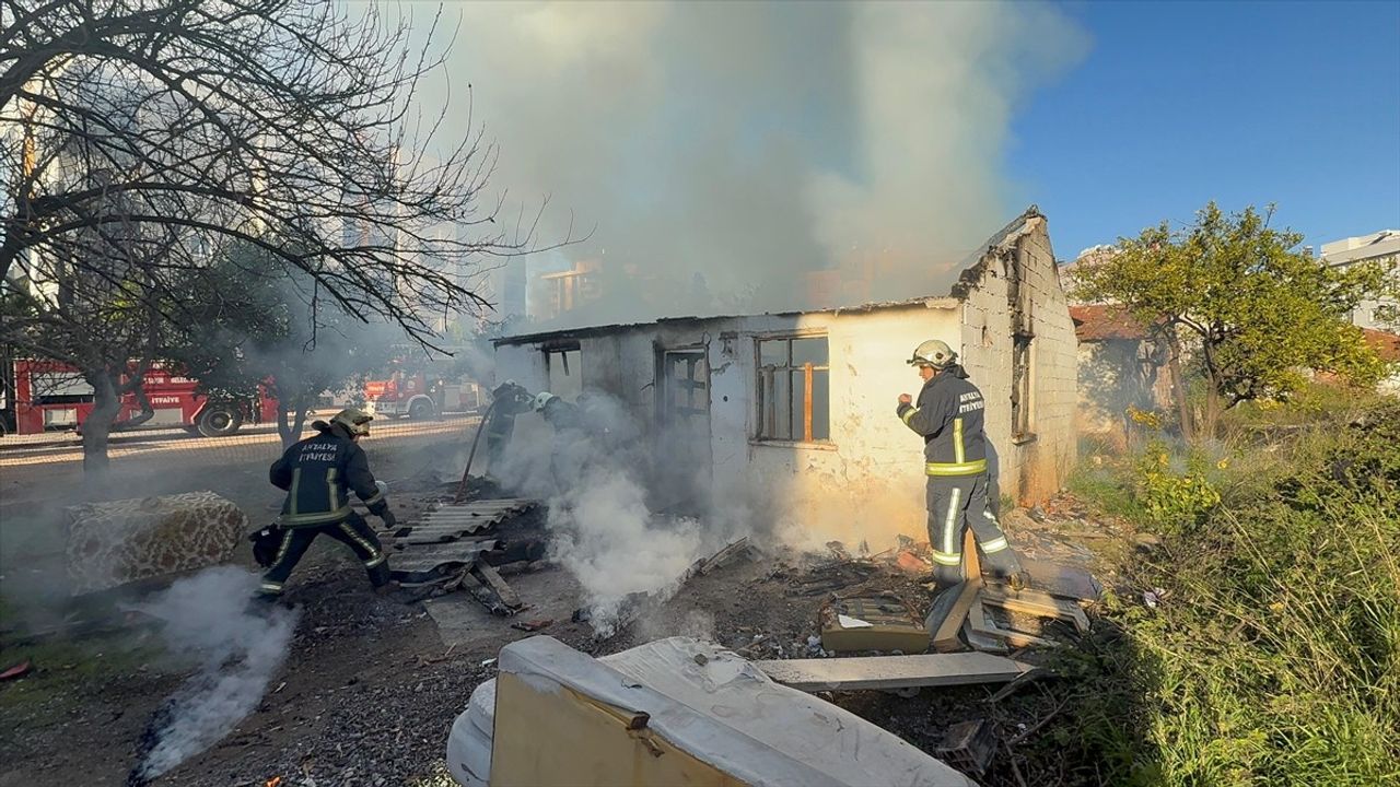 Antalya'da Gecekondu Yangını: Ekipler Anında Müdahale Etti