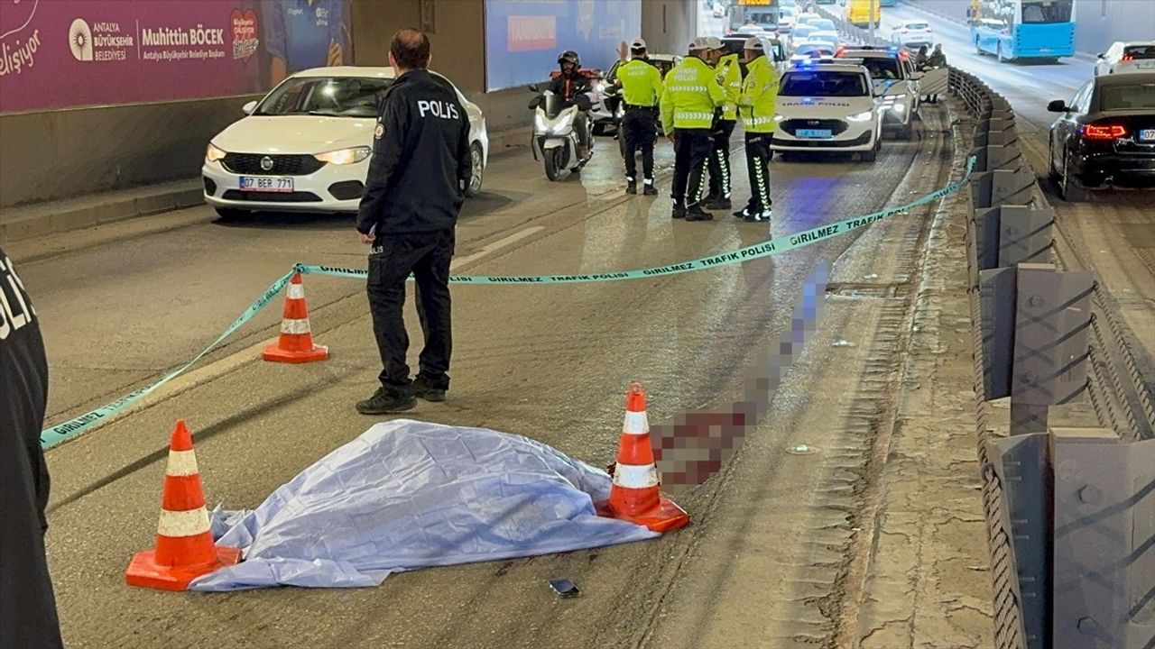 Antalya'da motosiklet kazasında genç sürücü hayatını kaybetti