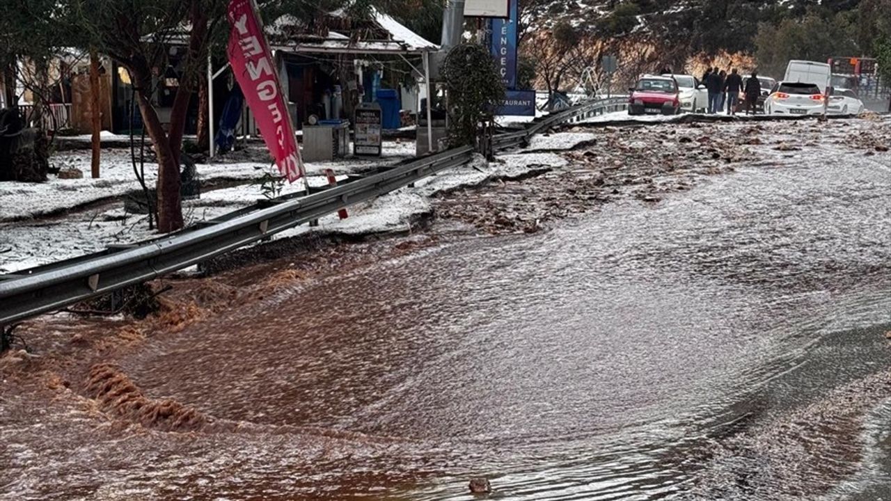 Antalya'da Sağanak ve Dolu Hayatı Olumsuz Etkiledi