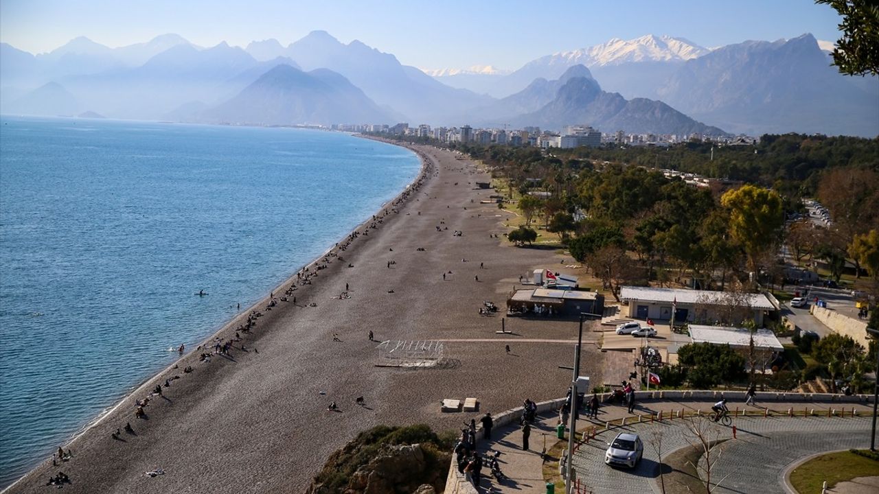 Antalya Sahillerinde Yeni Yıl Yoğunluğu: Güneşli Havaya Akın