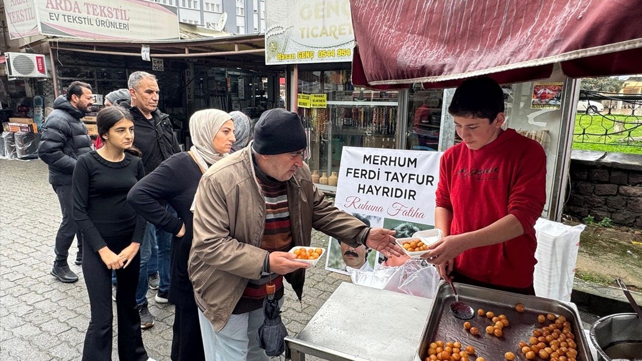 Aydın'da Ferdi Tayfur İçin Lokma Dağıtıldı