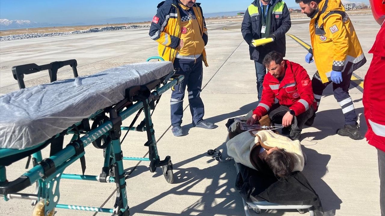 Bahçesaray'da Ateşli Havale Tedavisi Gören Çocuk, Ambulans Helikopterle Van'a Sevk Edildi