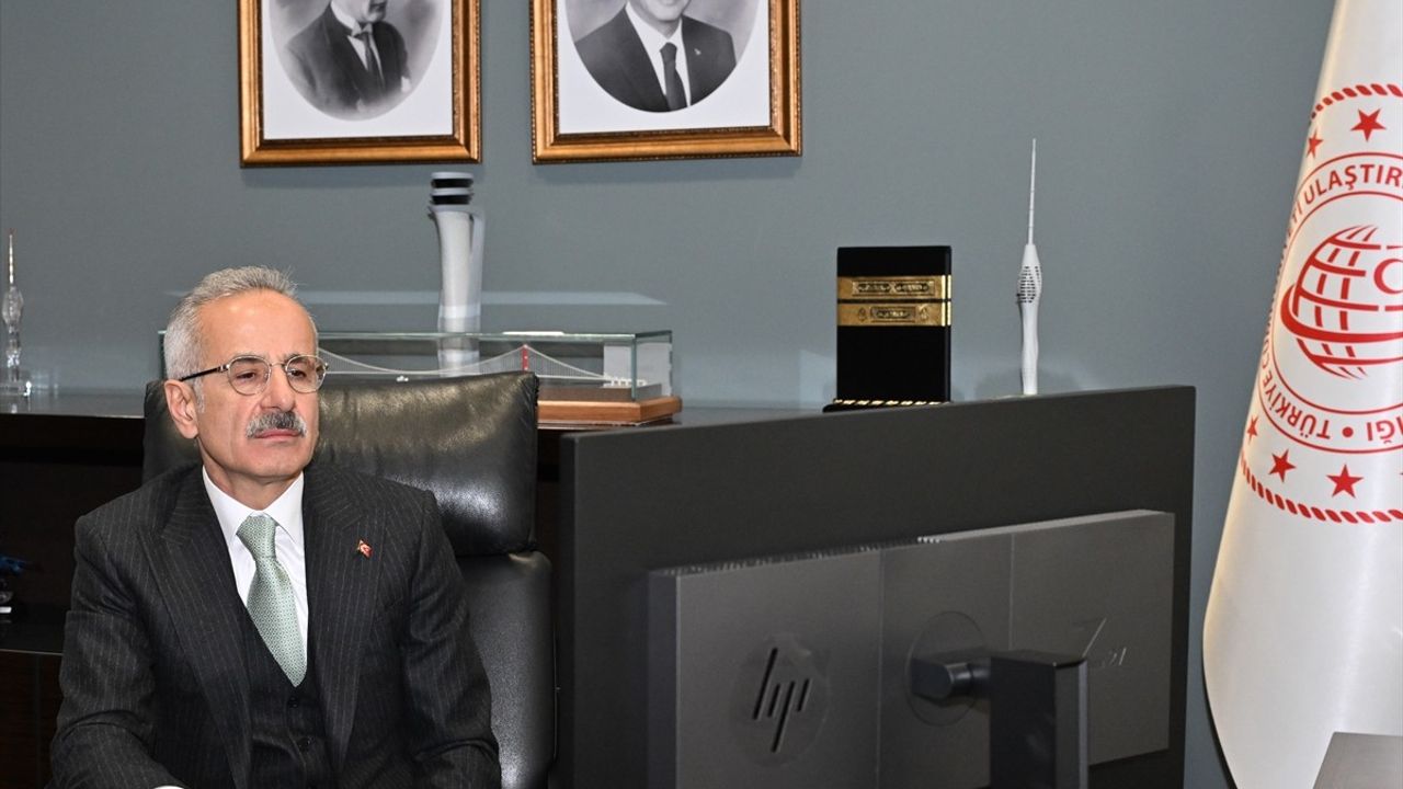 Bakan Uraloğlu, AA'nın 'Yılın Kareleri' Oylamasına Destek Verdi