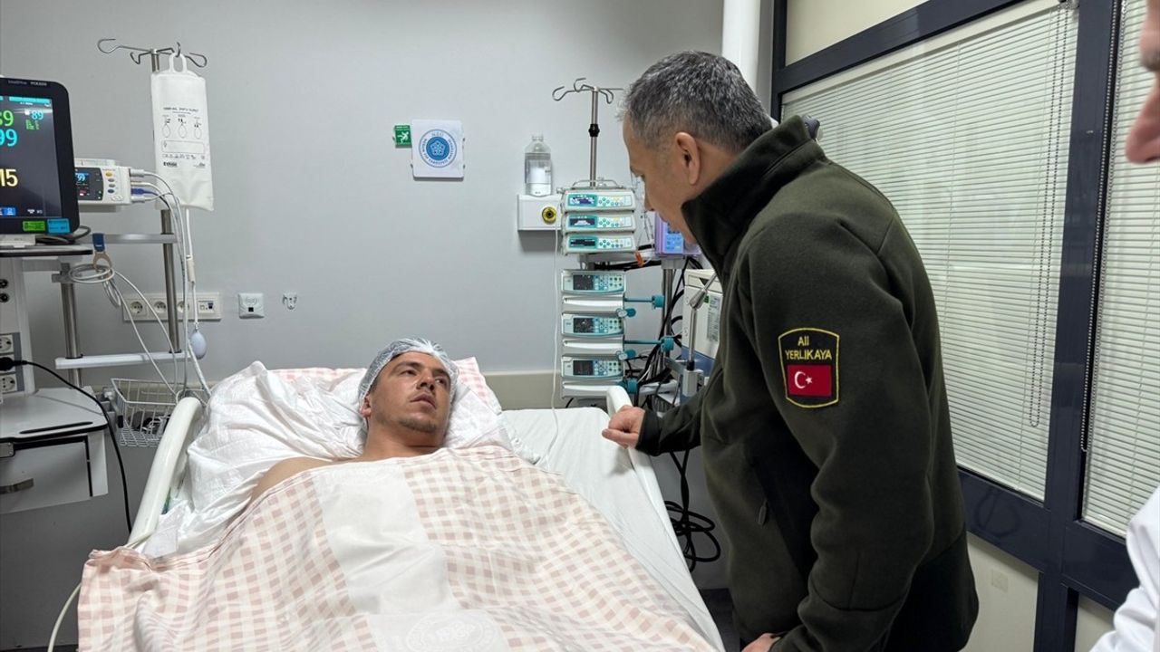 Bakan Yerlikaya, Konya'daki Çöken Binadan Kurtarılanları Ziyaret Etti