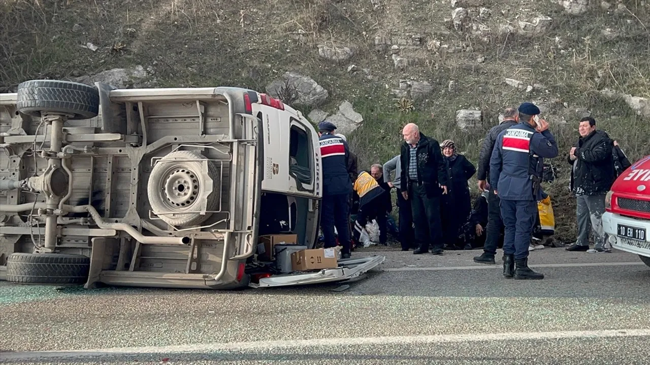 Balıkesir'de Minibüs ile Otomobil Çarpıştı: 2 Ölü, 18 Yaralı