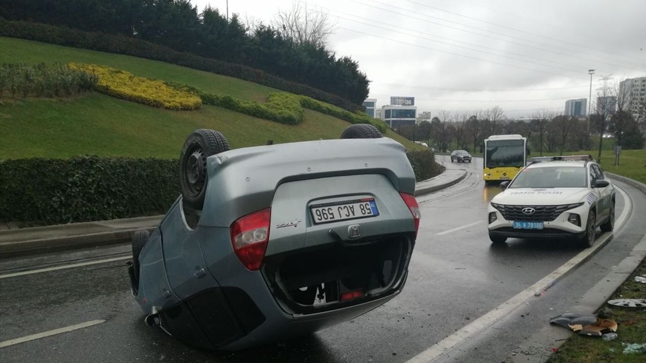 Başakşehir'de Ters Dönen Otomobildeki 3 Kişi Yara Almadan Kurtuldu