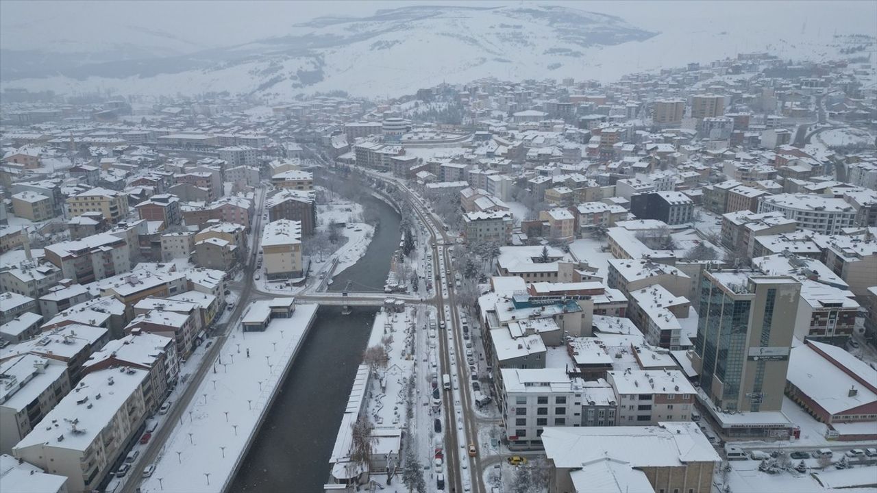 Bayburt'ta Yoğun Kar Yağışı Şehri Beyaza Bürüdü