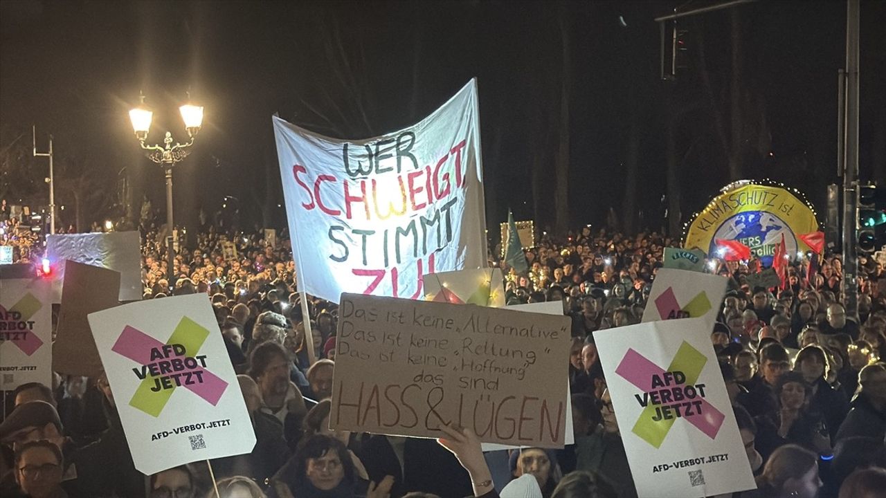 Berlin'de Aşırı Sağa Karşı Işıklı Protesto Düzenlendi