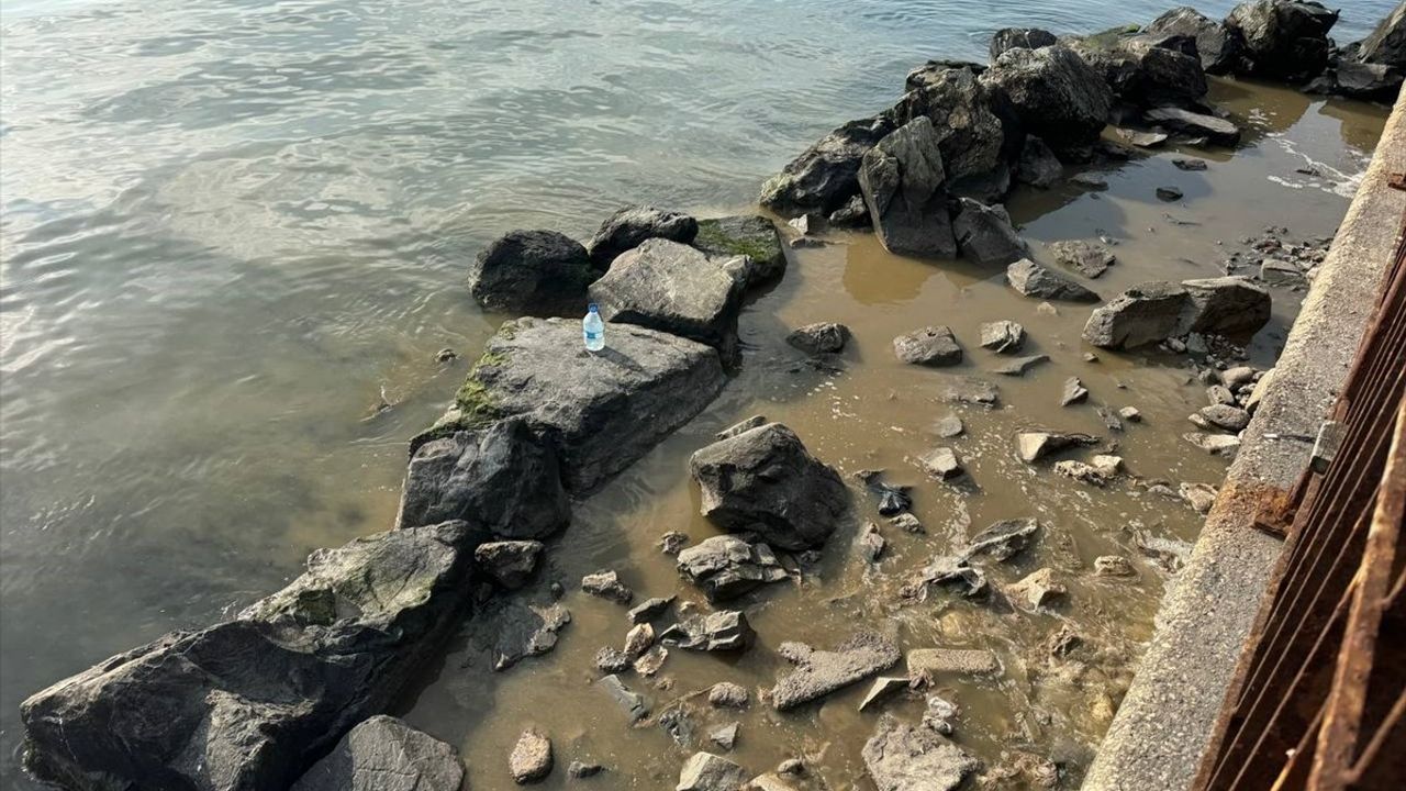 Beylikdüzü'nde Dere Yolundan Akan Kirli Su Denizi Tehdit Ediyor