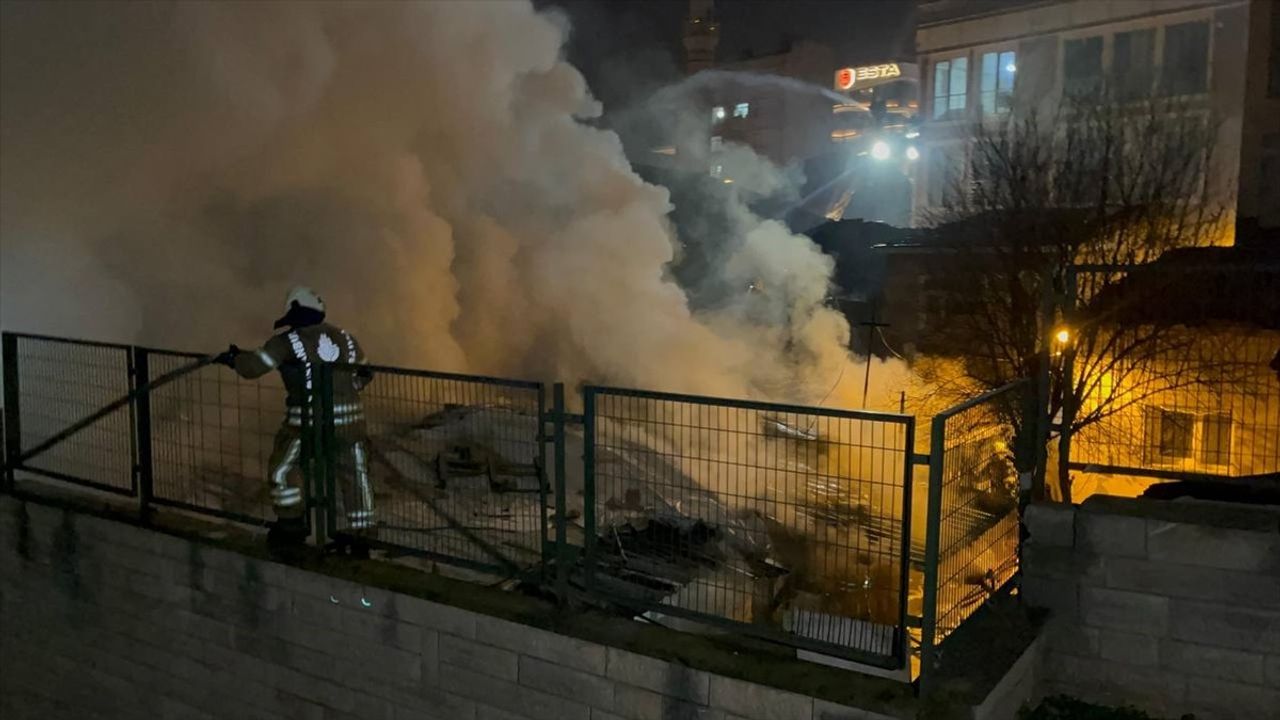 Beyoğlu'nda Yangın Üç Gecekondunun Küllerini Oluşturdu