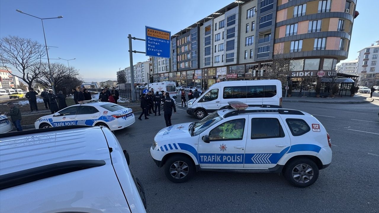 Bingöl'de Trafik Kazası: Polis Memuru Yaralandı