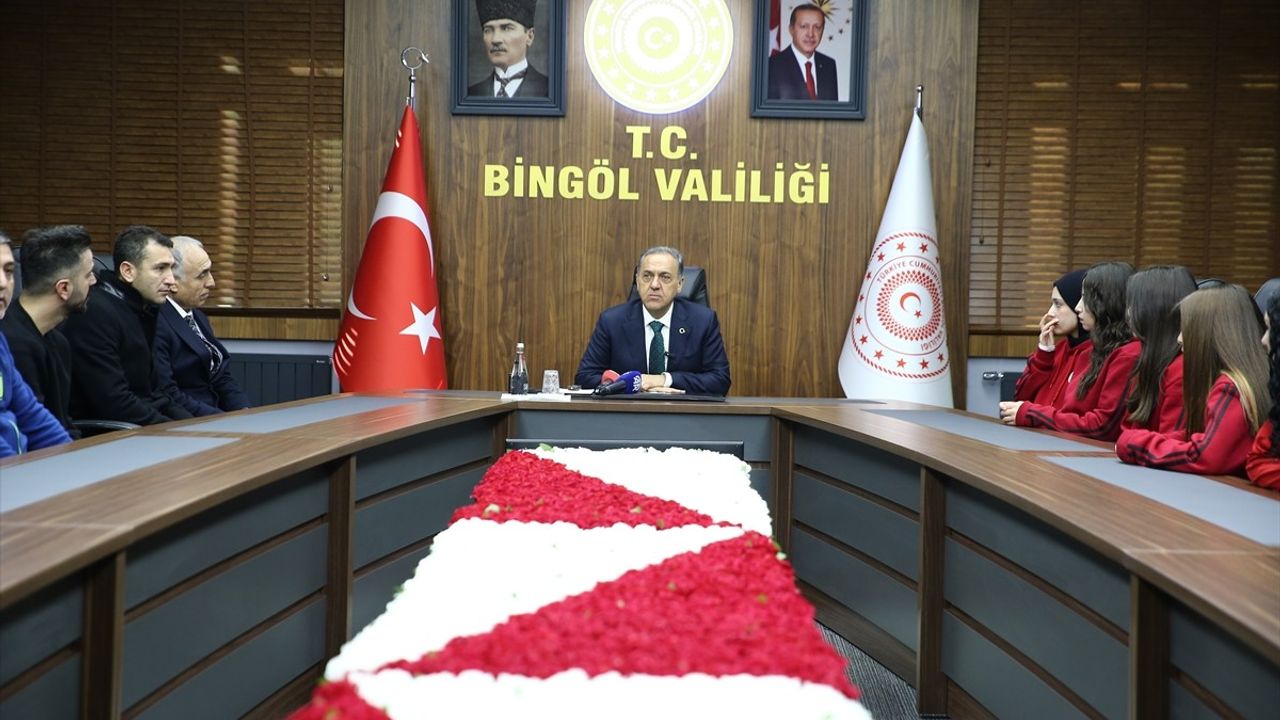 Bingöl Valisi Usta, Hentbol Takımıyla Bir Araya Geldi