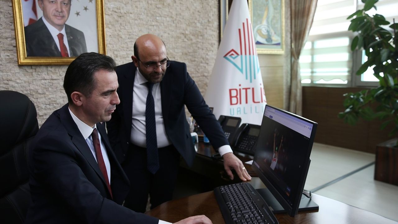 Bitlis Valisi Karakaya, Anadolu Ajansı'nın 'Yılın Kareleri' Oylamasına Katıldı