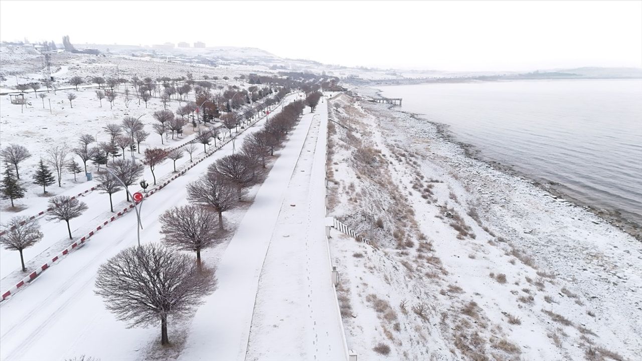 Bitlis ve Van'da Kar Yağışı Ulaşımı Aksattı