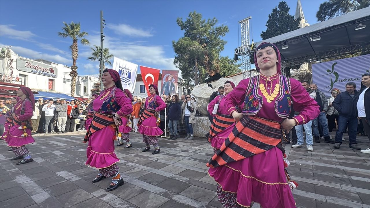 Bodrum'da 9. Hamsi Festivali'nde 3 Ton Hamsi Dağıtıldı