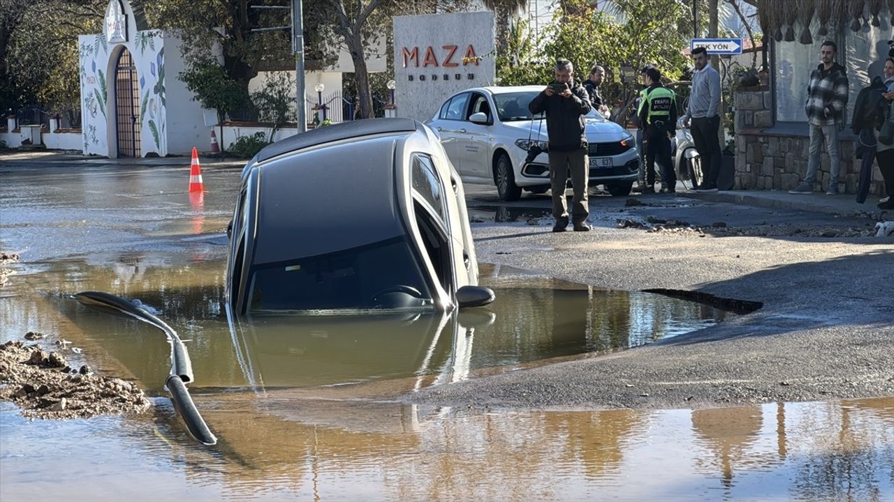 Bodrum'da İçme Suyu Hattı Patladı, Sürücü Çukurdan Kurtarıldı