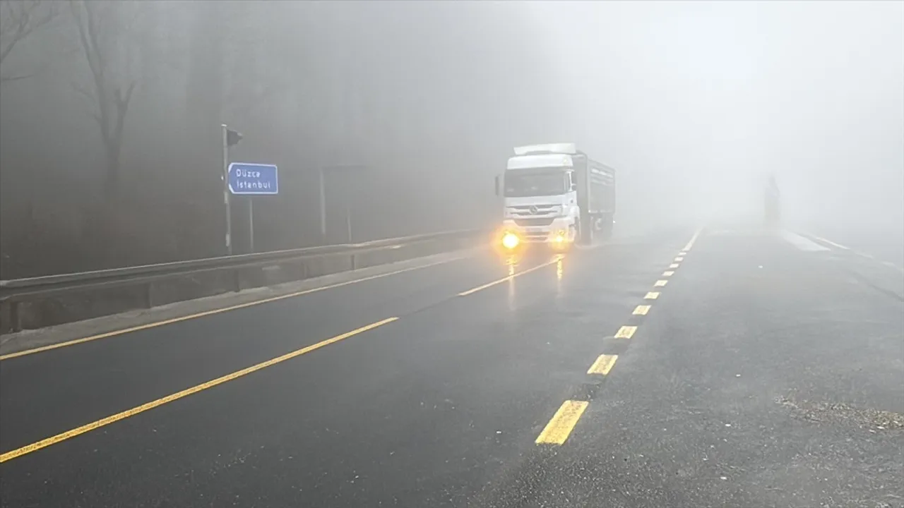 Bolu Dağı'nda Sis ve Sağanak, Görüş Mesafesini Düşürdü