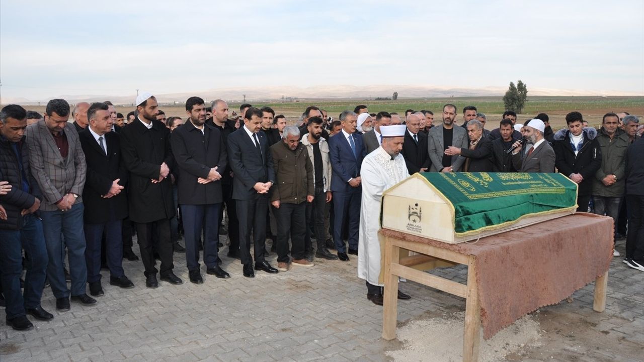 Bolu'daki Otel Yangınında Hayatını Kaybeden Dilara Ermanoğlu Mardin'de Toprağa Verildi