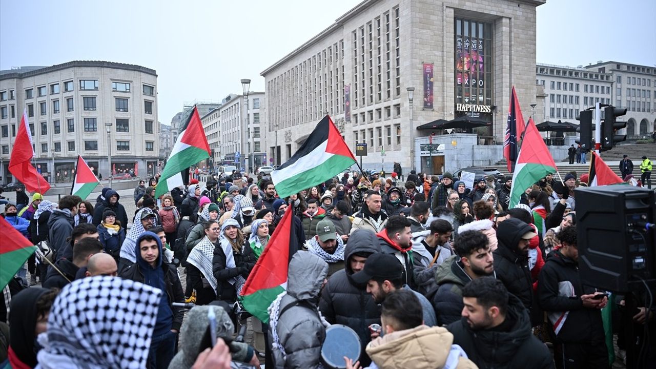 Brüksel'de Yüzlerce Gösterici, Trump'ı Protesto Etti