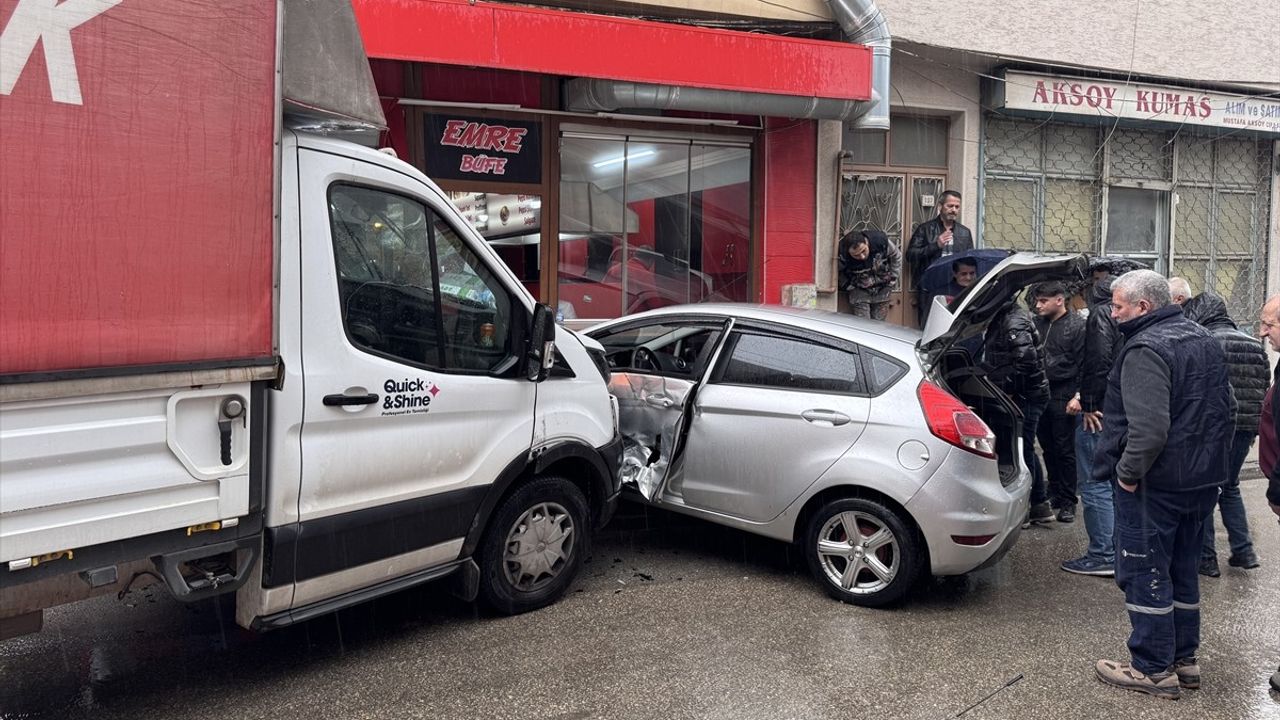 Bursa'da Kovalamaca: Ehliyetsiz Sürücü Polisle Çarpıştı