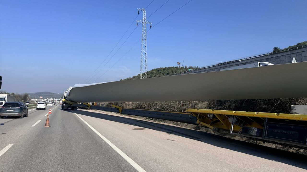 Bursa'da Rüzgar Türbini Taşıyan Tır Su Kanalına Düştü: Trafik Yoğunluğu Ortaya Çıktı