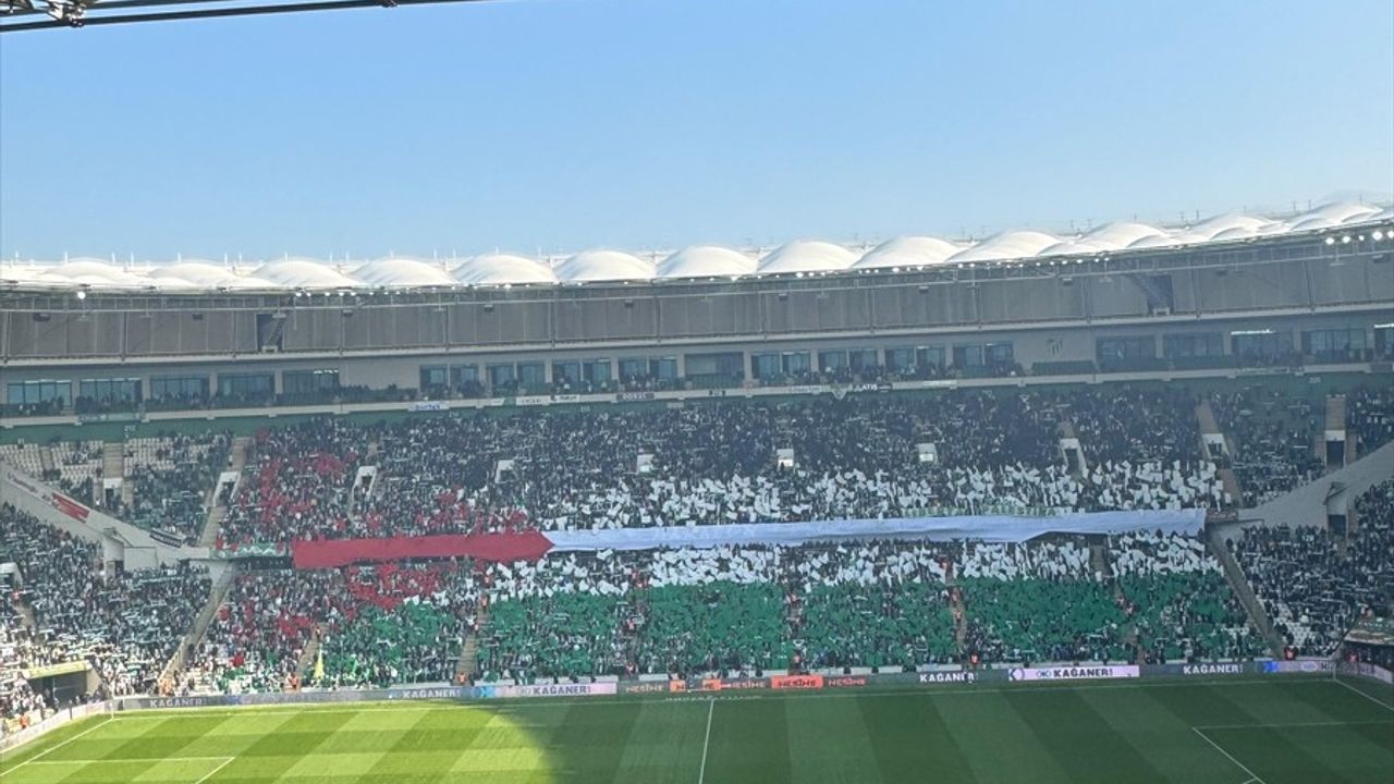 Bursaspor Taraftarlarından Etkileyici Filistin Koreografisi