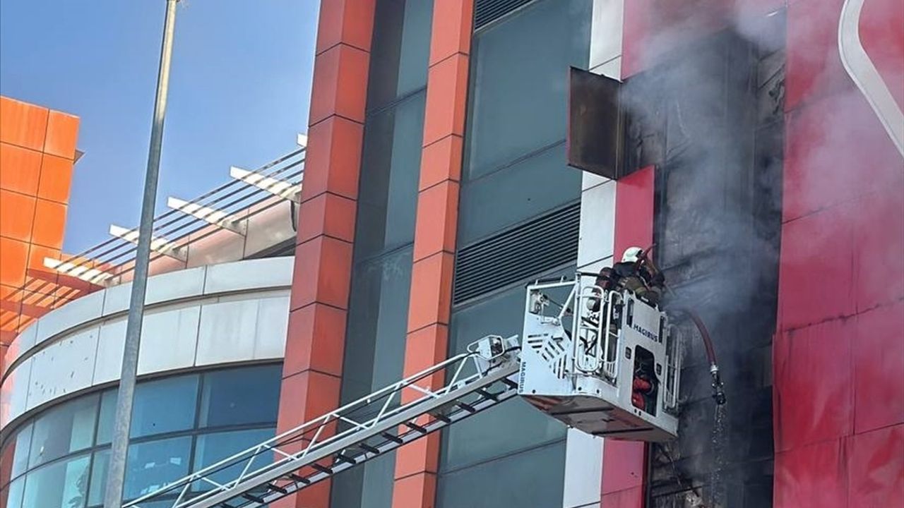 Çekmeköy'de Mobilya Mağazasında Yangın: Ekipler Hızla Müdahale Etti