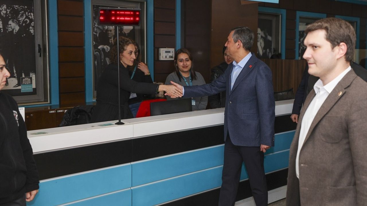 CHP Genel Başkanı Özel, Beşiktaş Belediyesi Çalışanlarını Ziyaret Etti