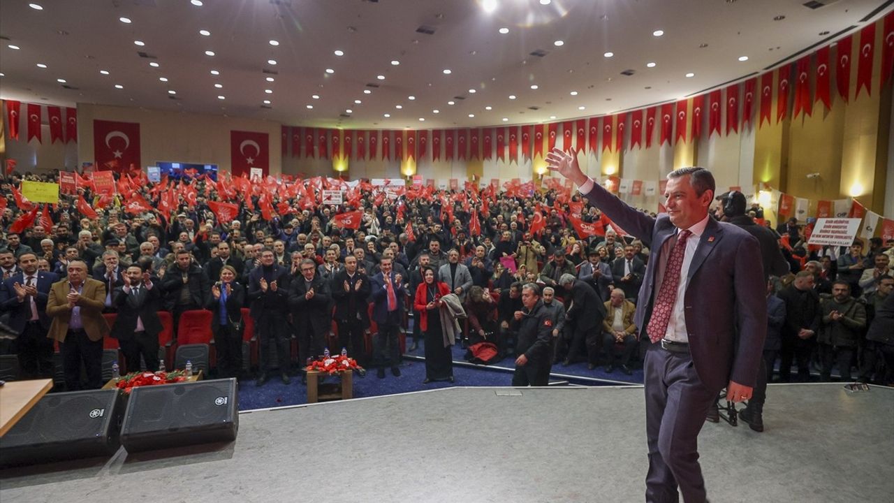 CHP Genel Başkanı Özgür Özel, Erzurum'da İçin 'Halk Buluşması' Düzenledi