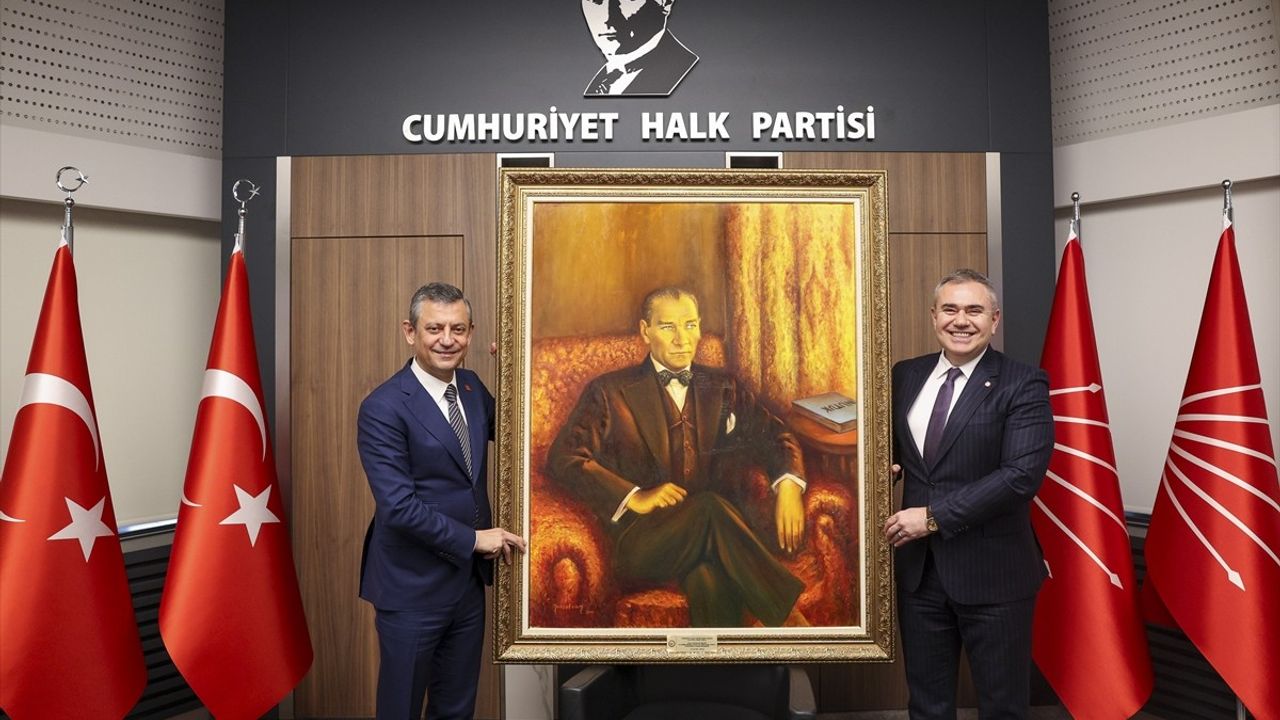 CHP Genel Başkanı Özgür Özel, Türk Eczacıları Birliği Heyetini Ağırladı