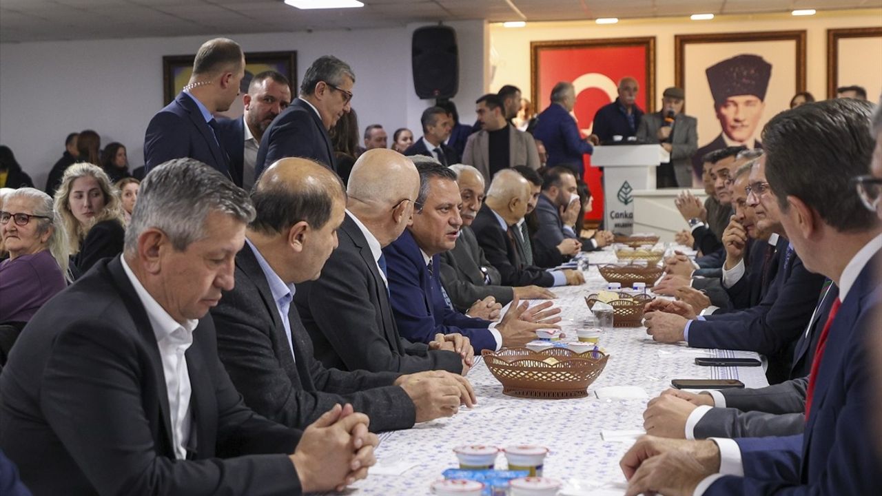 CHP Genel Başkanı Özgür Özel, Veli Ağbaba'nın Babası İçin Taziye Ziyareti Gerçekleştirdi