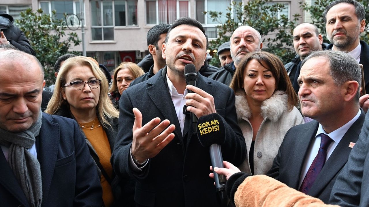 CHP İstanbul İl Başkanı Çelik, Beşiktaş Belediyesi Önünde Açıklama Yaptı
