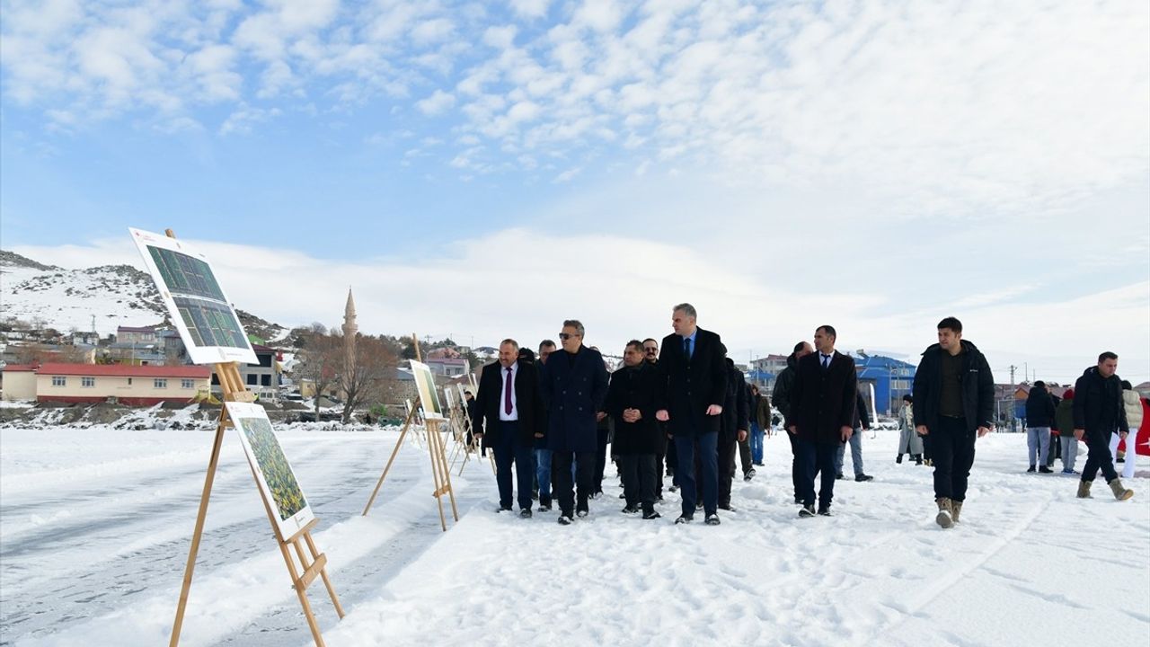 Çıldır Gölü'nde Buzla Kaplı Fotoğraf Sergisi Açıldı