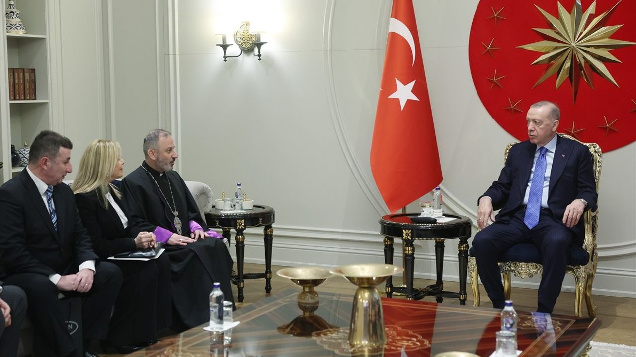 Cumhurbaşkanı Erdoğan, Türkiye Ermeni Katolik Cemaati Ruhani Reisi Kazancıyan'ı Ağırladı